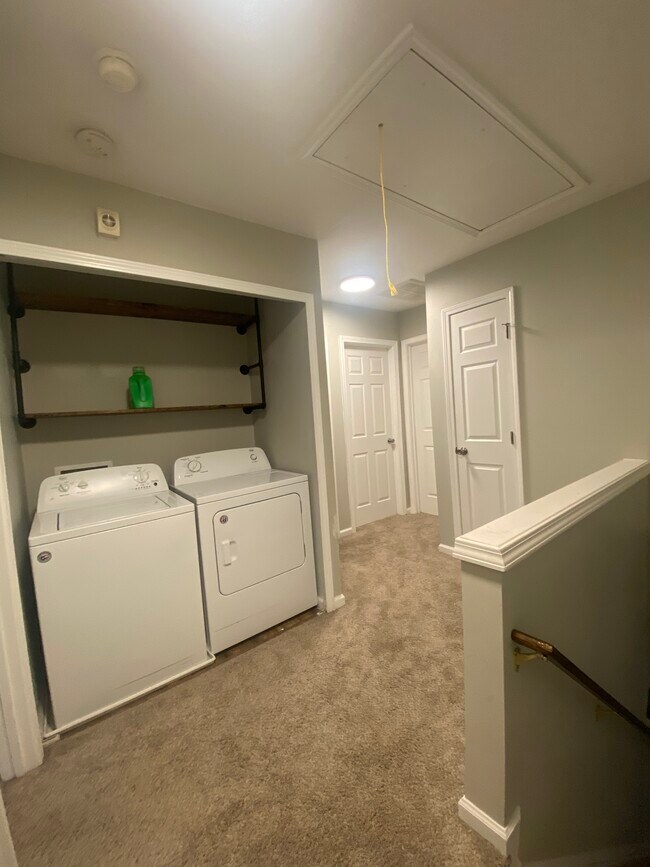 Building Photo - 412 Walnut Woods Dr