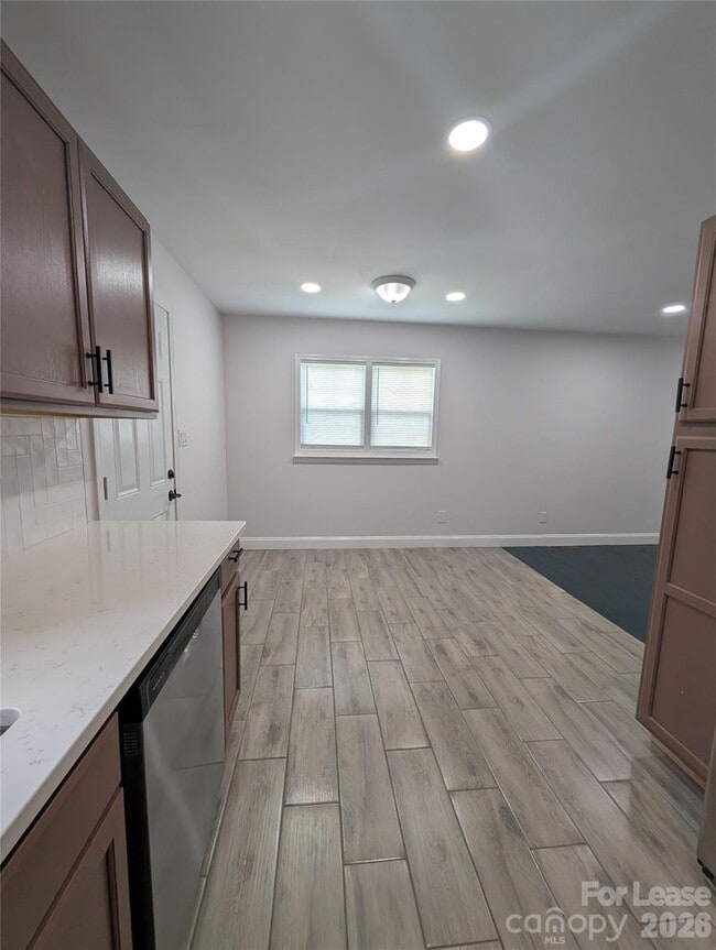 Building Photo - 2800 Dalecrest Dr