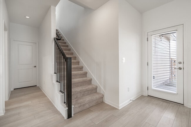 Building Photo - 848 Long Run