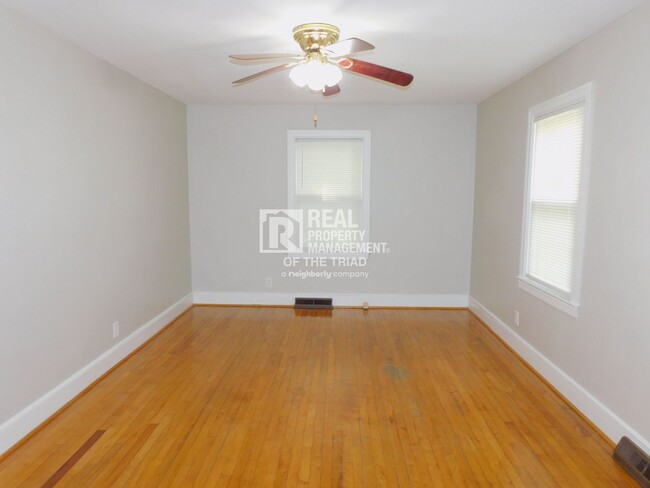 Building Photo - Adorable 2 BR/1 BA Home w/ Fenced Yard