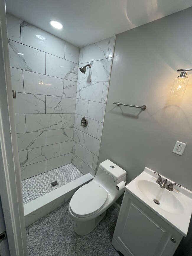 Master bathroom with tiled shower - 516 Shady Pl