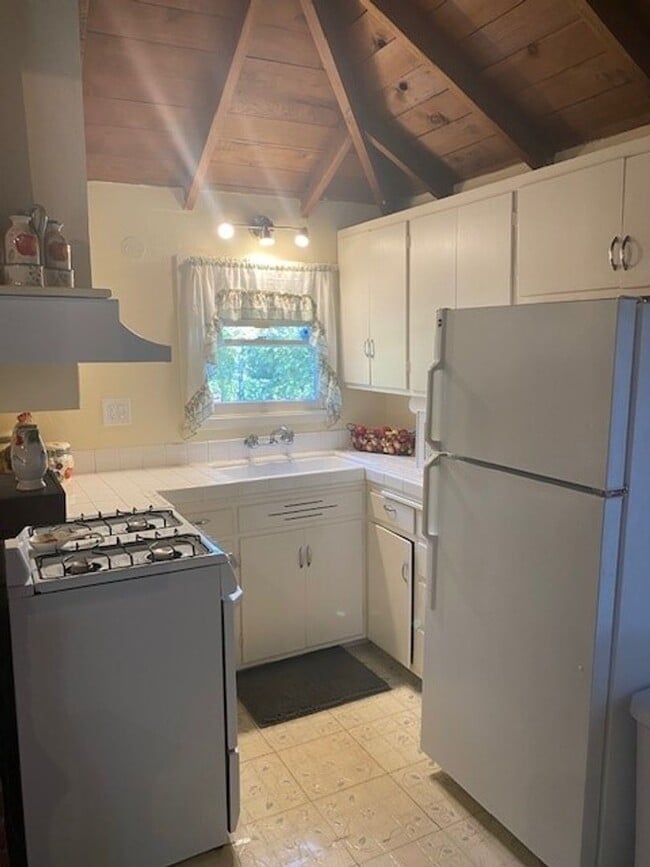 Building Photo - Charming Studio Cottage for Lease