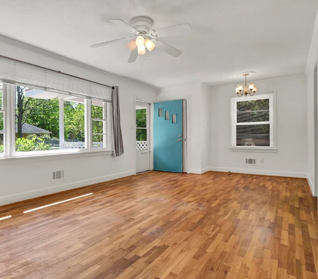 Building Photo - HINTON AVENUE - 4 Bedroom - Perfect for UN...