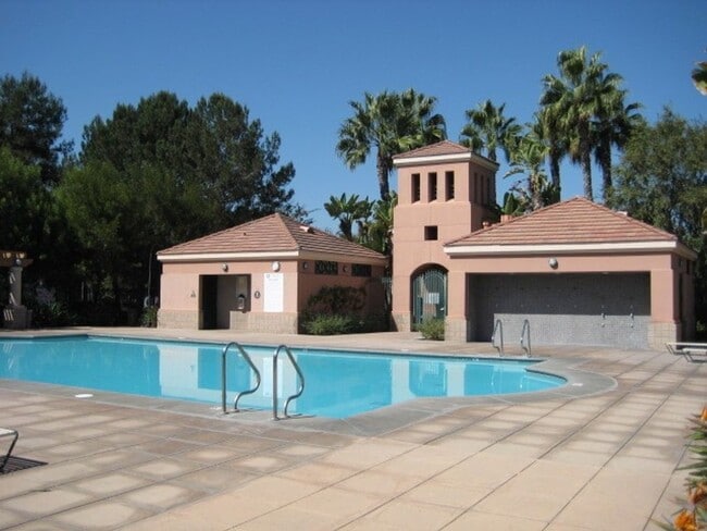 Building Photo - 1002 Reggio Aisle