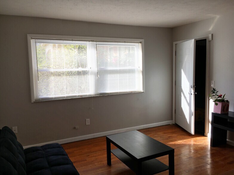 Building Photo - 2116 Kemper Ln