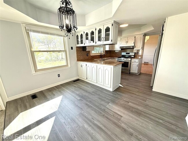 Building Photo - 26211 Simone St