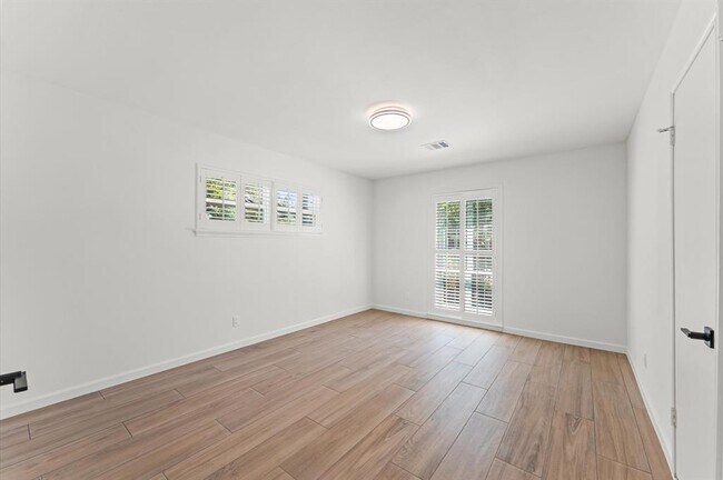 Building Photo - 322 N Wilcrest Dr