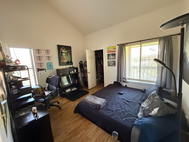 Building Photo - Stunning 2 Bed, 2 Bath Condo in Prime Boul...