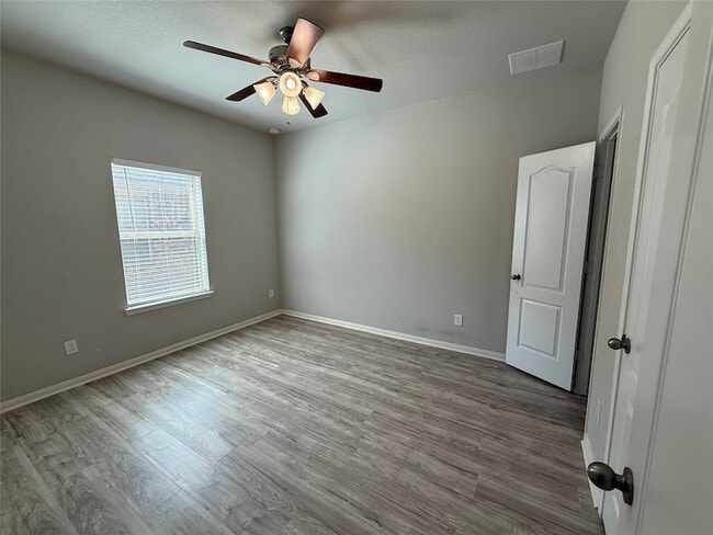 Building Photo - 306 Edgewater Park Dr