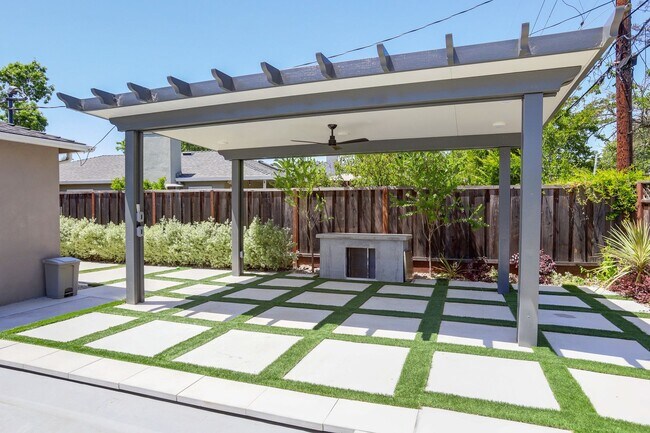 Building Photo - 4 Bed / 2 Bath Updated Redwood City Home w...