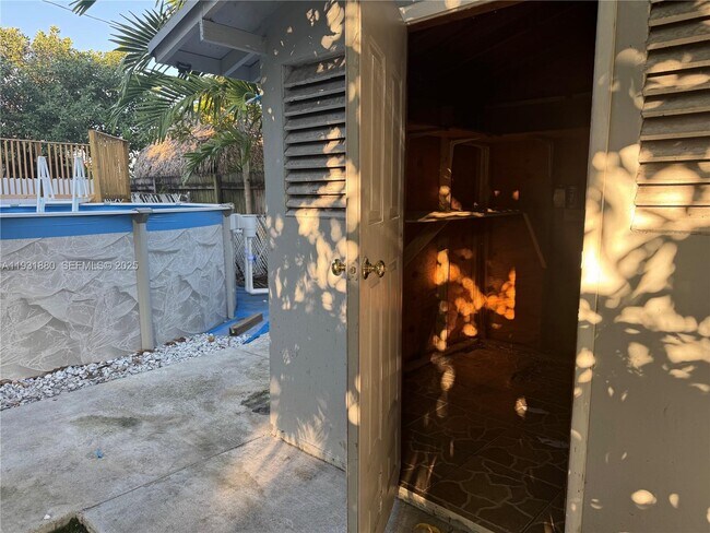 Building Photo - 731 E 19th St