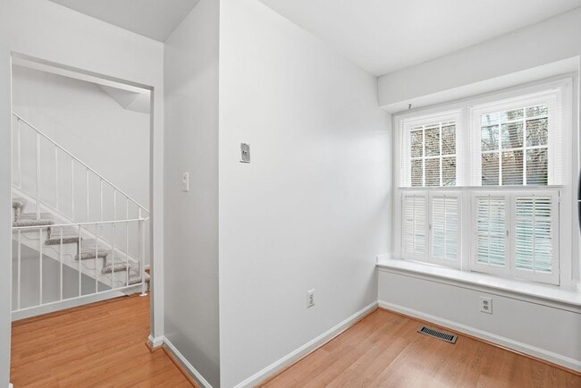 Building Photo - Welcome home to this charming three-level townhouse in the heart of Springfield!
