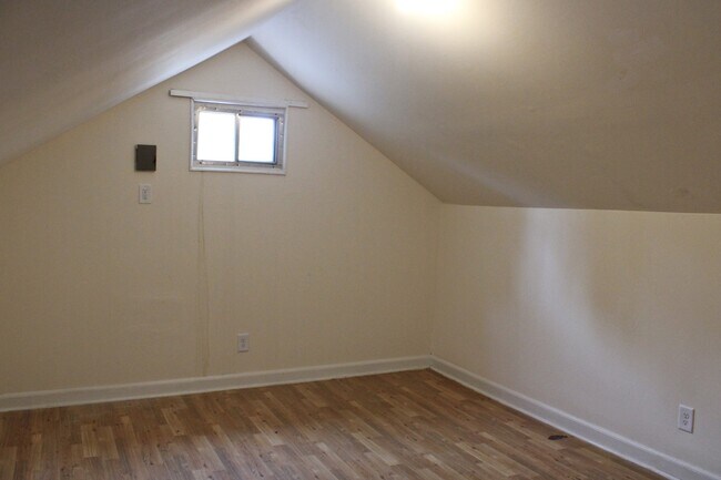 Building Photo - Perfect Location! 2 Bed, 1 Bath Home with Bonus Upstairs Space
