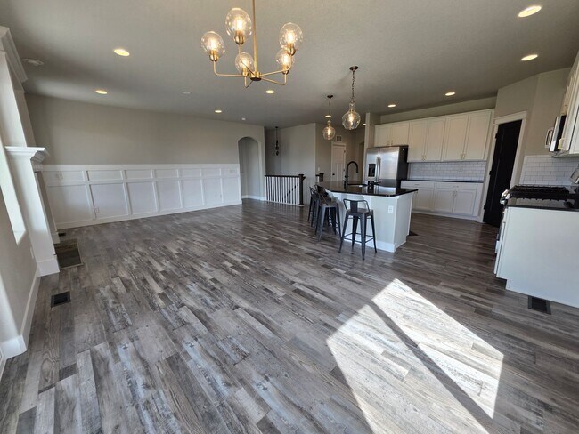 Building Photo - Spacious 5 Bed, 3 Bath Home in Desirable M...