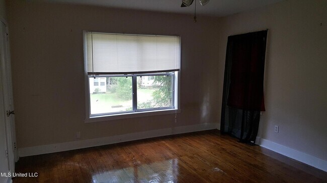 Building Photo - 327 Decelle St