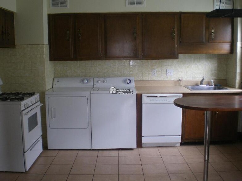 Primary Photo - 61 Putnam Rd