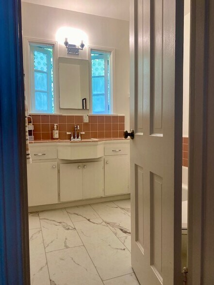 Building Photo - 4828 Grand Ave