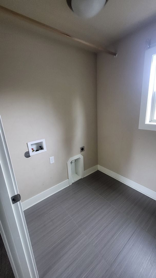 Building Photo - 3 Bed 2.5 bath plus bonus-Fenced-corner lo...
