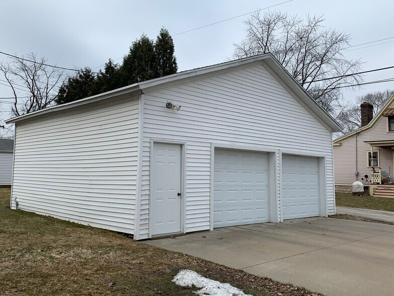 Garage - 402 S Superior St