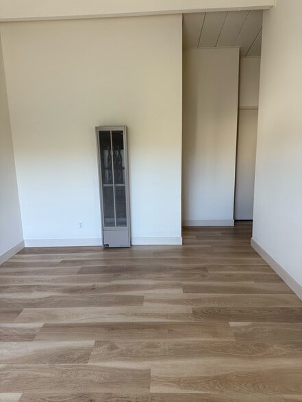 unfurnished livingroom - 3143 Alma St