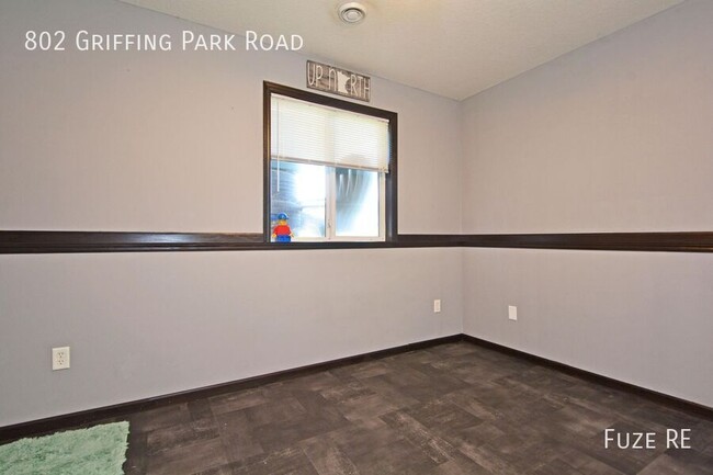 Building Photo - 802 Griffing Park Rd