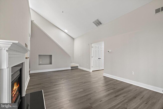 Building Photo - 6520 Lake Park Dr