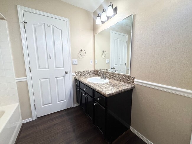 Building Photo - Modern and Updated 3bd/2b Home for Rent in...