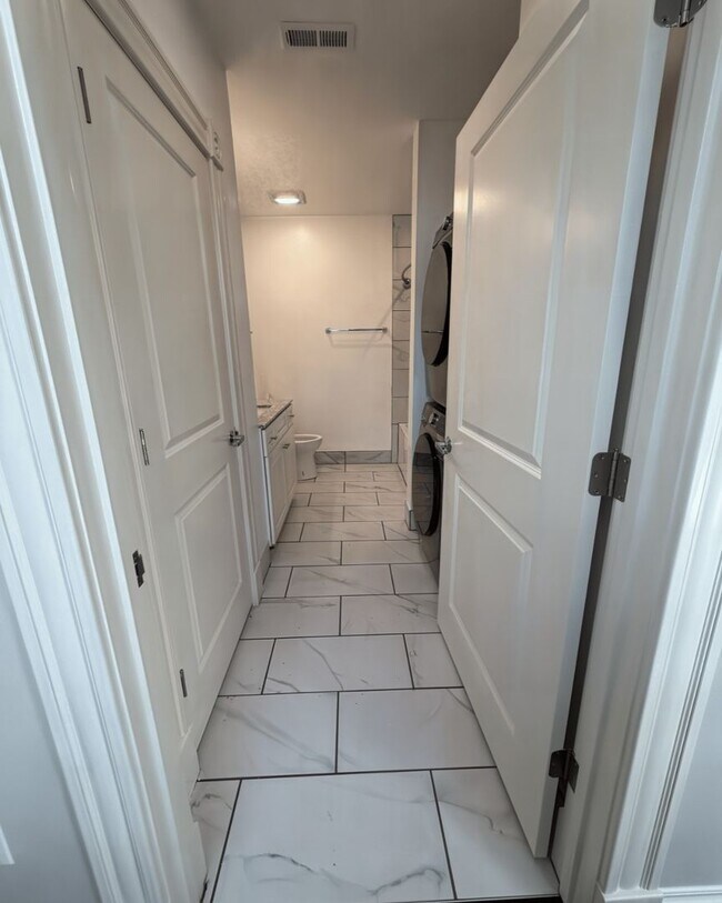 Building Photo - 4397