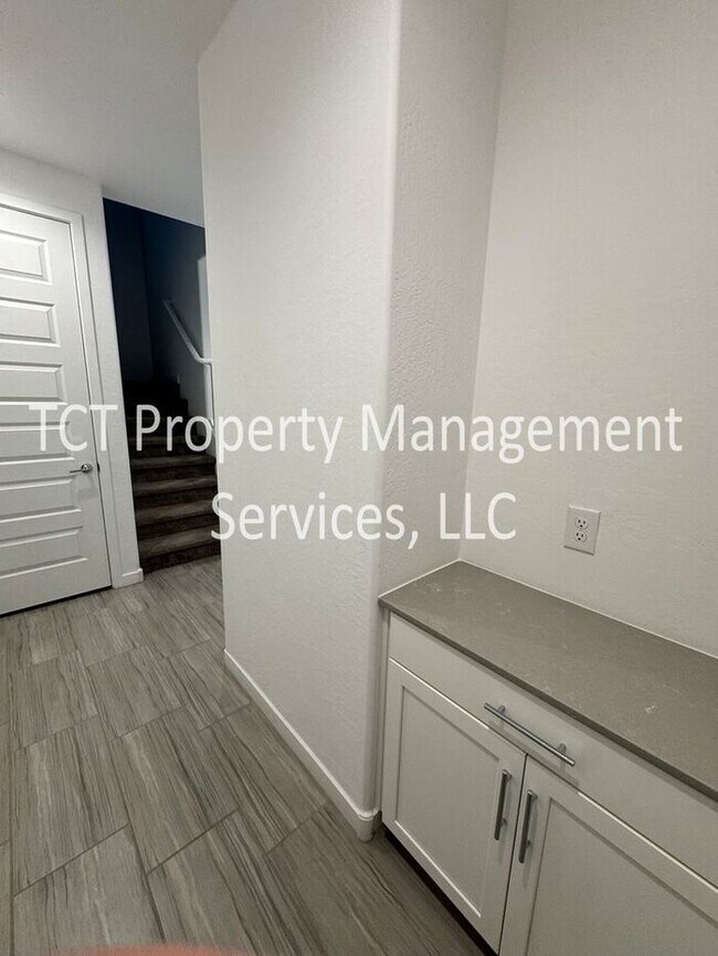 Building Photo - Beautiful 3 Bedroom Townhome in Eastmark Community!