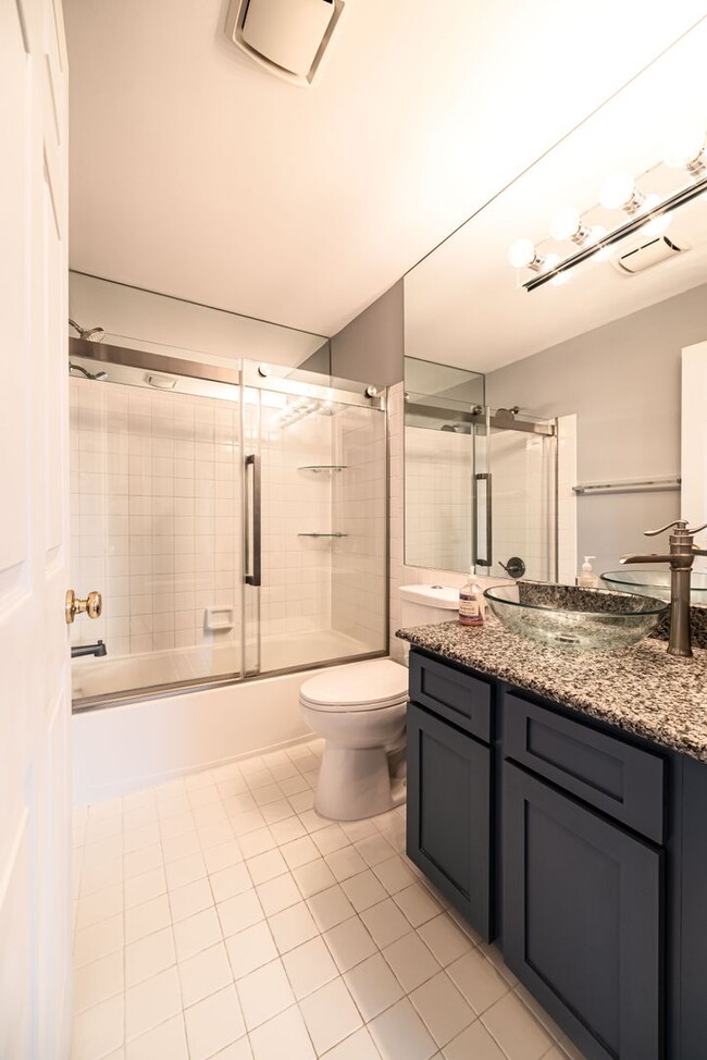 Building Photo - $1975 - Beautiful 2 Bedroom Condo with 2 bathrooms