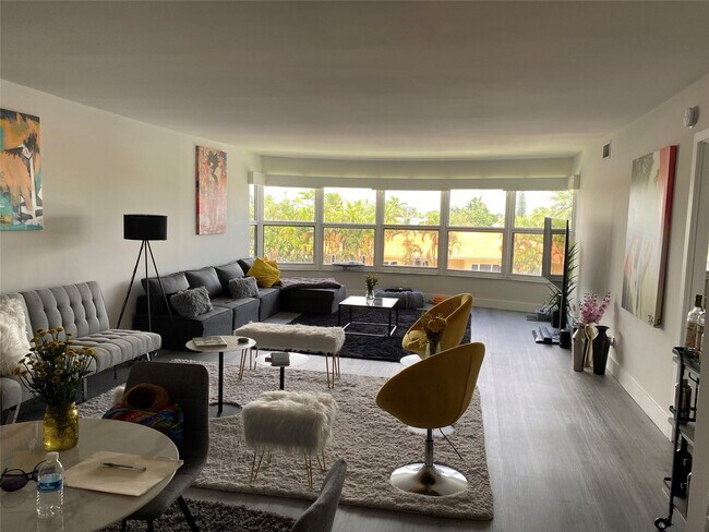 Building Photo - 3031 NE 51st St