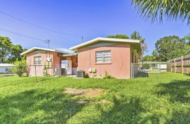 Building Photo - 2/1 unfurnished duplex in convenient location and fenced yard- pet friendly!