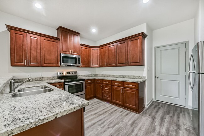 Building Photo - 914 Shady Ln