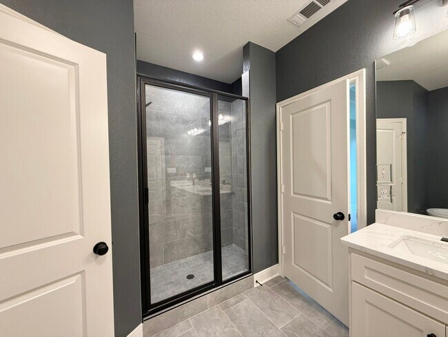 Building Photo - Beautiful and Spacious 3-Bedroom, 2-Bath R...