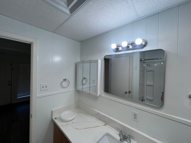 Building Photo - 11106 N Dowling Rd