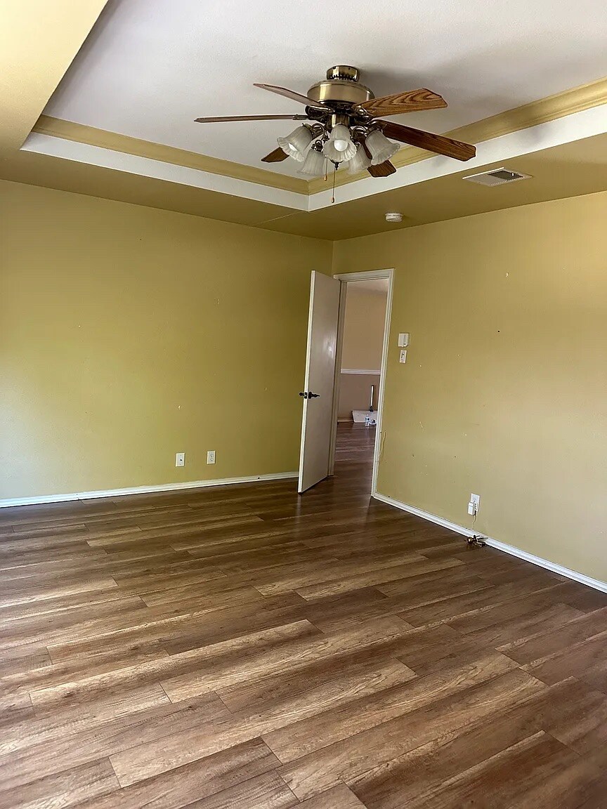 Building Photo - Room in House on Mallow Grove