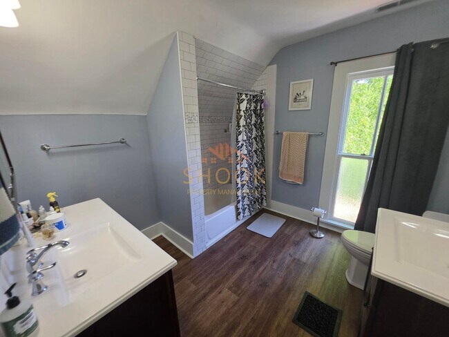 Building Photo - LARGE 4 BR HOME CLOSE TO DOWNTOWN W/ LOTS OF AMENITIES
