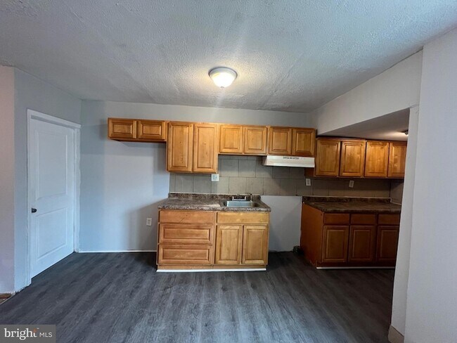 Building Photo - 2024 Bonaffon St