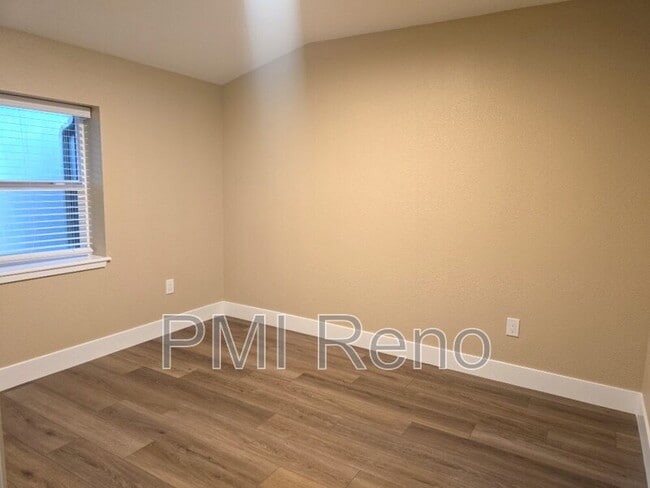 Building Photo - 450 Tracy Ln