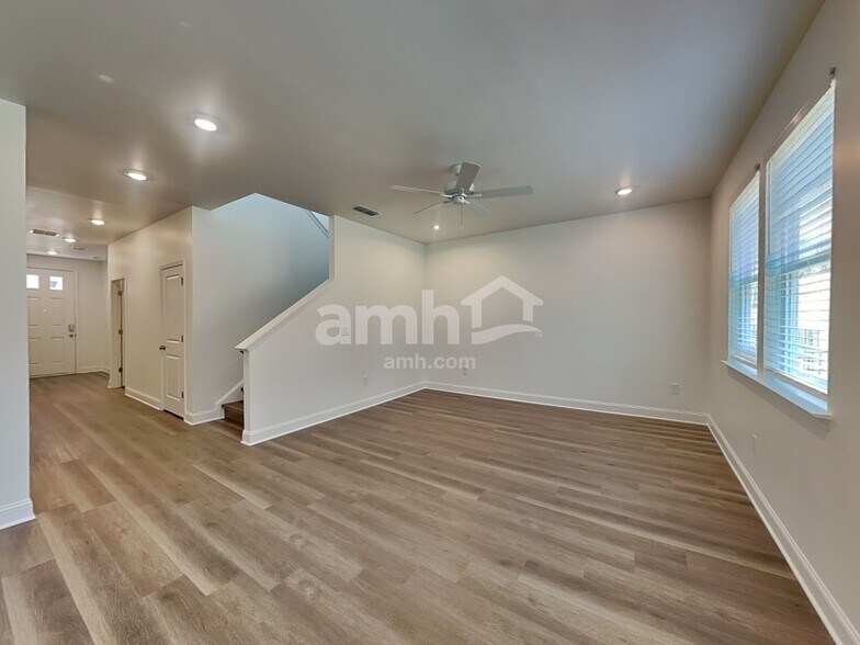 Building Photo - 935 Carnelian Ln