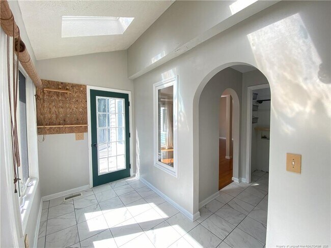 Building Photo - 462 Crown Point