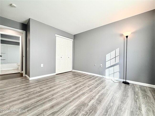 Building Photo - 304 Wellington Pl