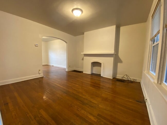 Building Photo - Stunning Two Bedroom Apartment in Oakland! Washer & Dryer Hook-Ups in Basement! Call Today!