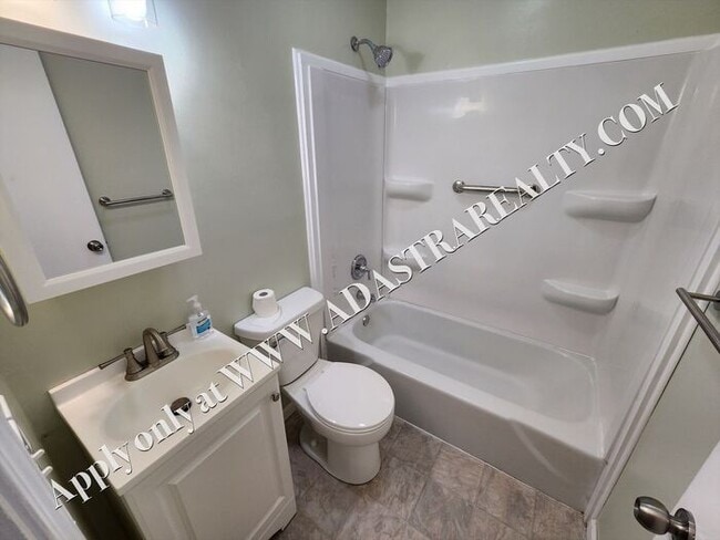 Building Photo - Nice Updated 2 Bed 1.5 Bath Duplex in Base...