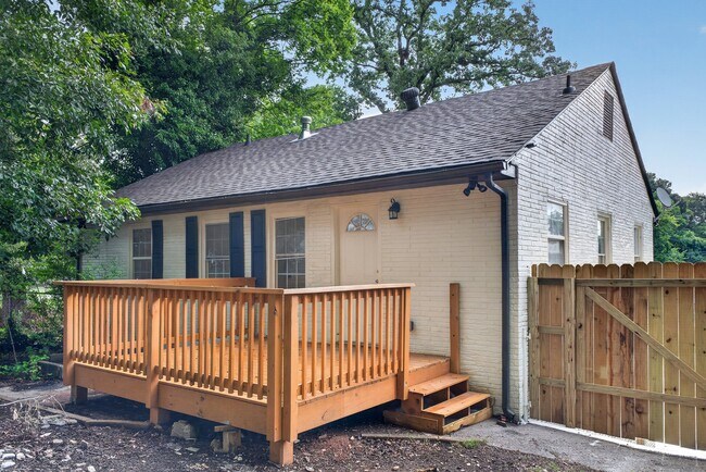 Building Photo - 2027 Hilburn Dr SE