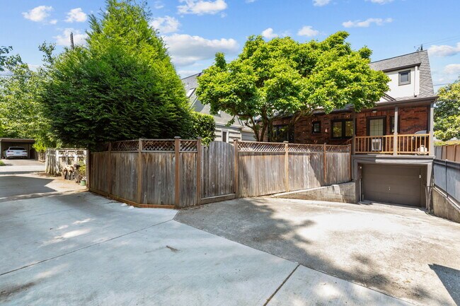Building Photo - 2033 Boyer Ave E