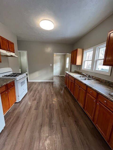 Building Photo - 418 Studebaker St