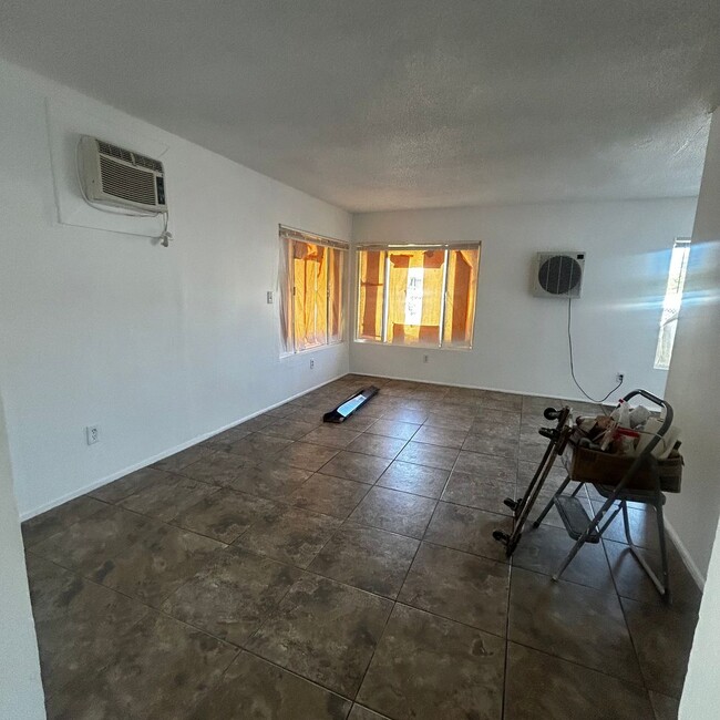 Building Photo - FOR RENT / DUPLEX $1800