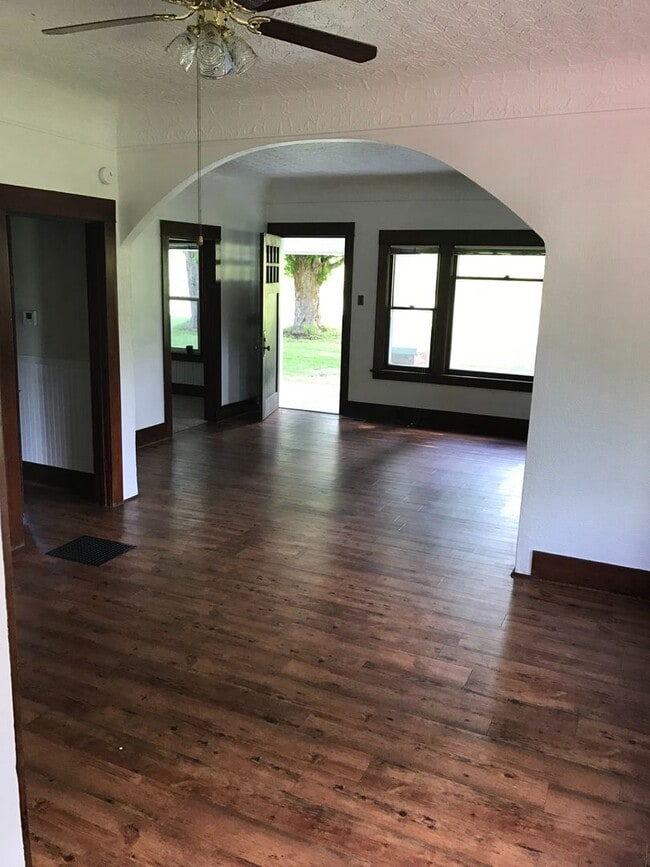 Building Photo - Charming 3 bed South Spokane Farm House