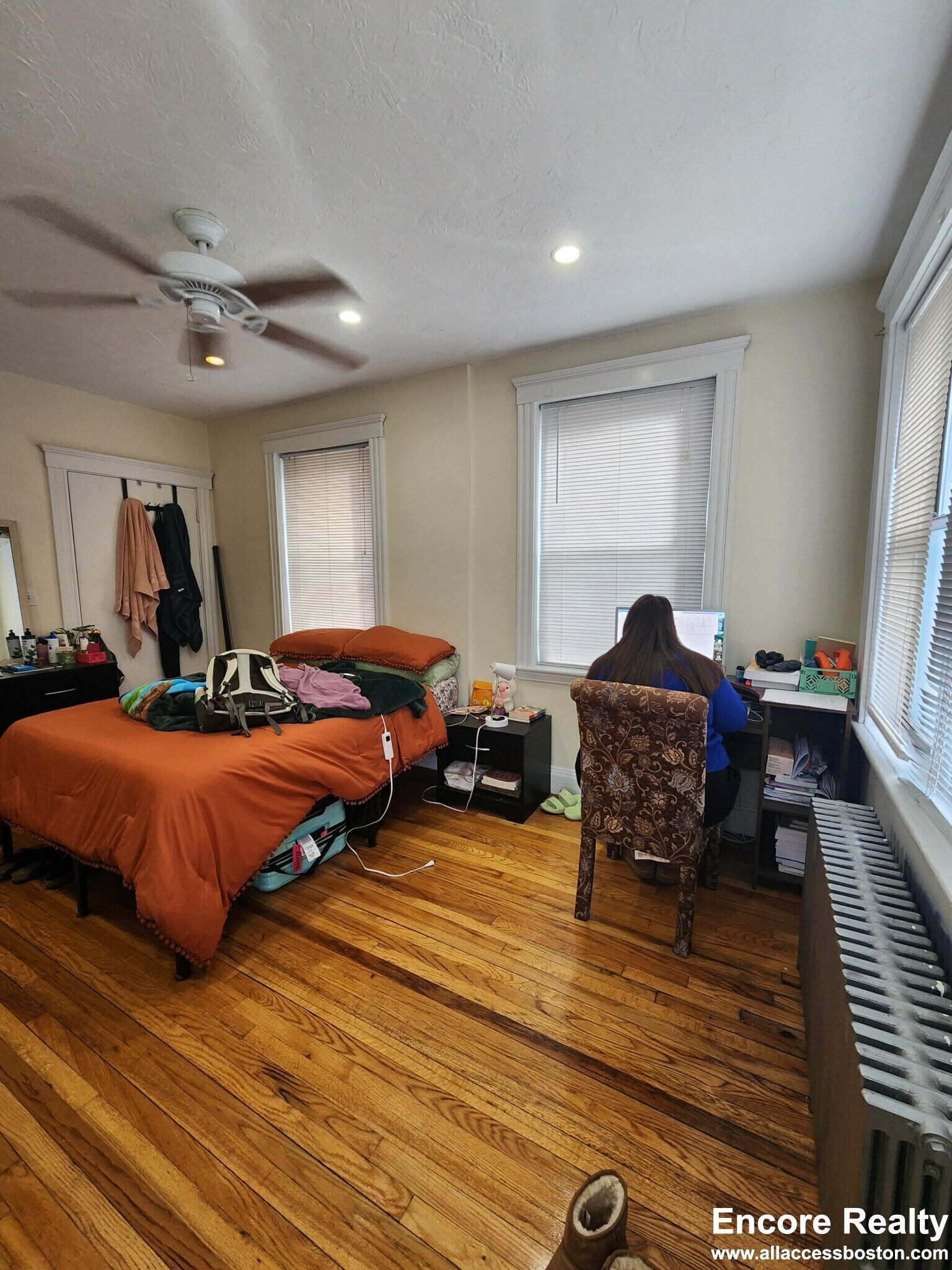 Building Photo - 208 Kelton St